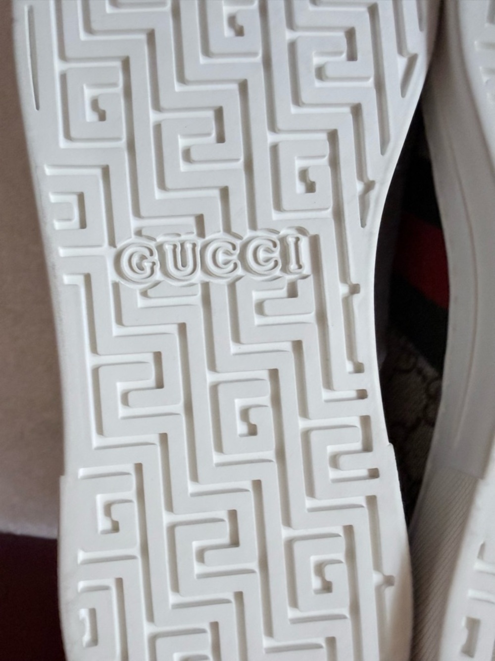 Men’s Gucci Beige GG Supreme Sneakers with Green & Red Web Stripe - Picture 5 of 11